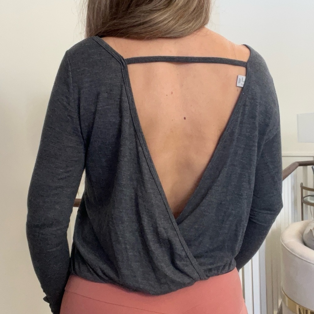 Forever21 Cut Out Open Back Long Sleeve Gray Workout Top T- Shirt Activewear XS